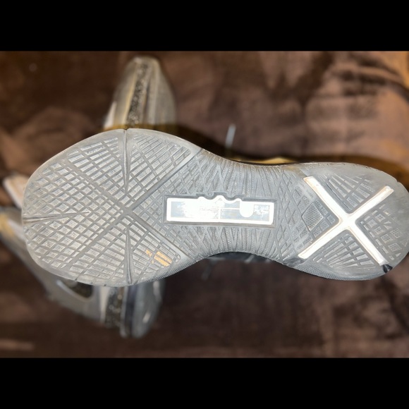 LeBron X size 11 - Picture 4 of 4